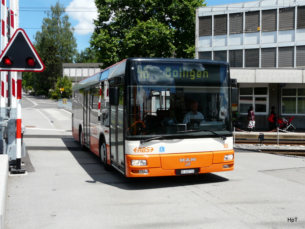 RBS - MAN  Nr.18  BE 465718 unterwegs auf der Linie 46 auf dem Bahnbergang in Bolligen am 28.05.2011