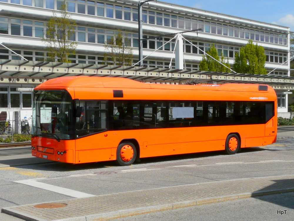 RBS - Volvo 7700 Hybrid  BE 713884 bei Personalinstruktion in Ittigen bei der Haltestelle Papiermhle am 14.04.2011

