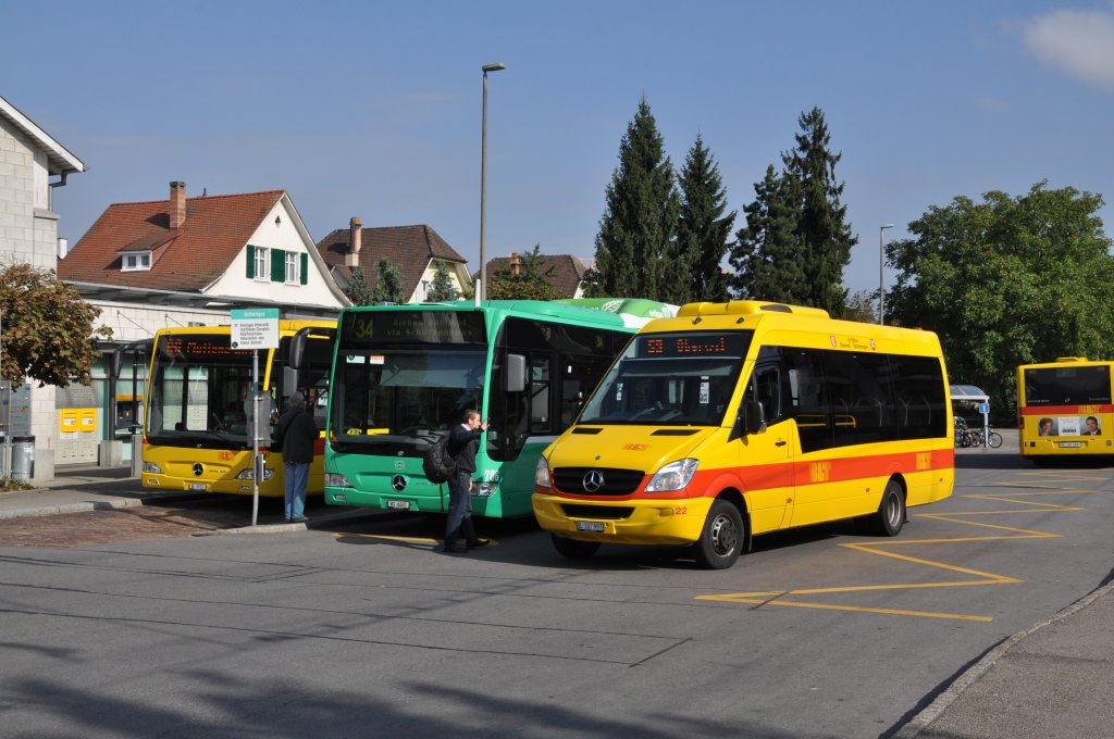 Reger Busverkehr an der Station in Bottmingen. Mercedes Sprinter mit der Betriebsnummer 22, Mercedes Citaro mit der Betriebsnummer 706 und der Mercedes Citaro mit der Betriebsnummer 60 geben sich ein stell dich ein. Die Aufnahme stammt vom 15.09.2011.