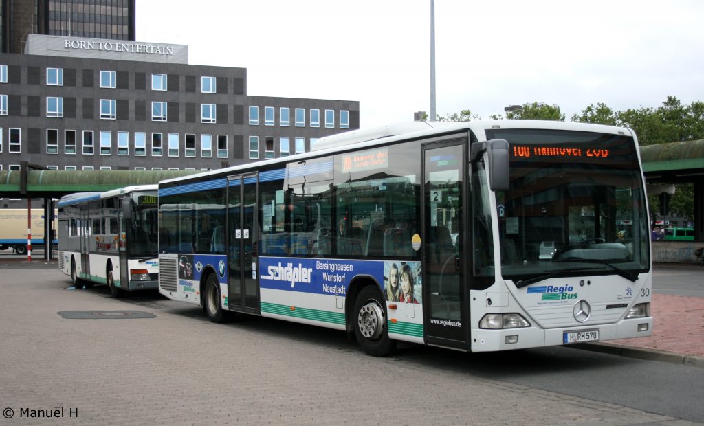Regio Bus 30 (H RH 578) aufgenommen am ZOB Hannover.
Der Bus wirbt fr Schrpler.
16.8.2010.