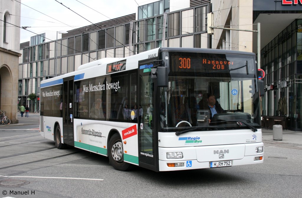 Regio Bus (H RH 752) wirbt fr die Hannoversche Allgemeine.
Hannover HBF, 16.8.2010.