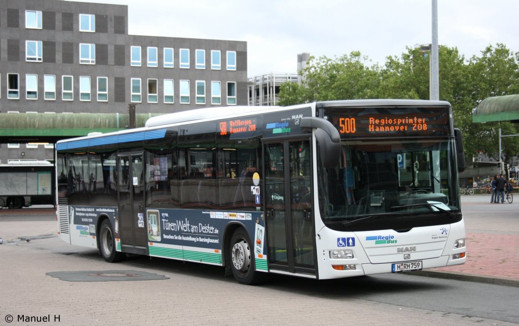 Regio Bus (H RH 759) aufgenommen am ZOB Hannover, 16.8.2010.
Der Bus wirbt fr die Tren Welt.