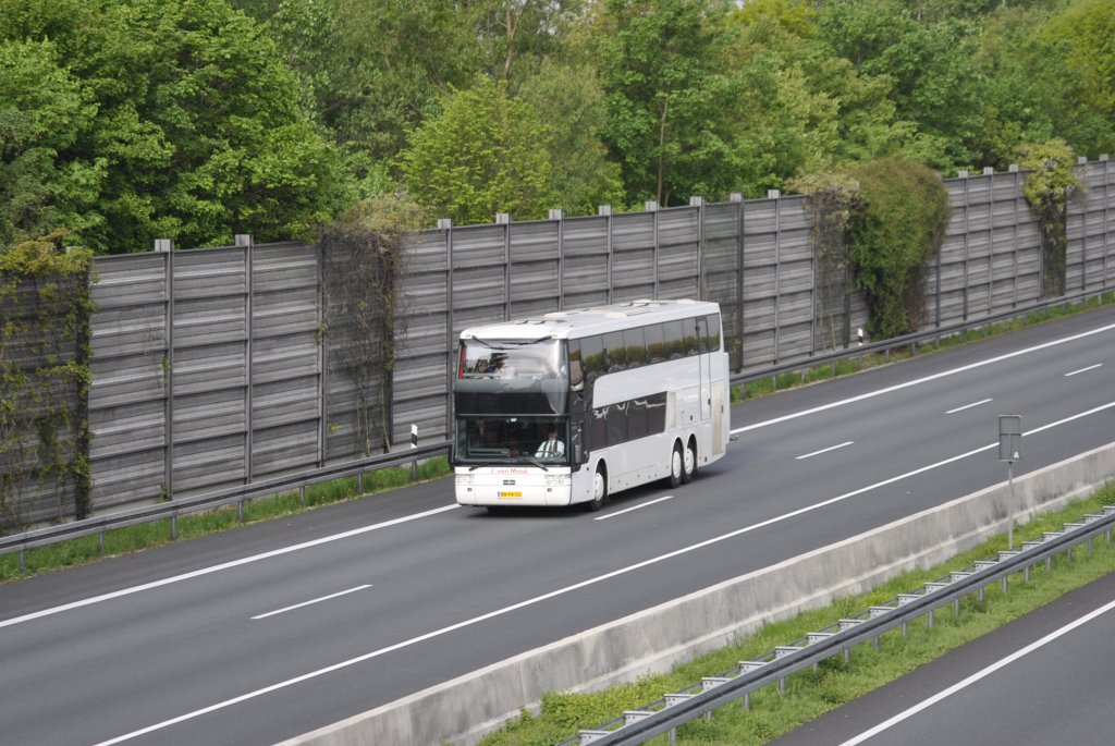 Reisebus aus den Niederlanden, auf der A2 bei Lehrte, am 17.05.2010.