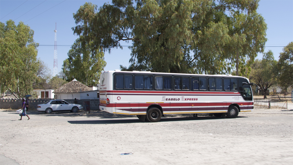 Reisebus in Gwenda in Botswana im April 2012