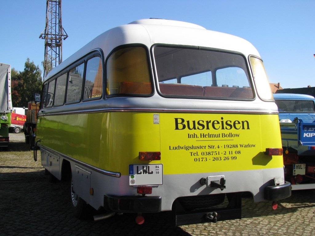 Reisebus ROBUR LO 3000 aus dem Landkreis Ludwigslust (LWL) beim 5. IFA-Oldtimer-Treffen in Schwerin [01.10.2011]


