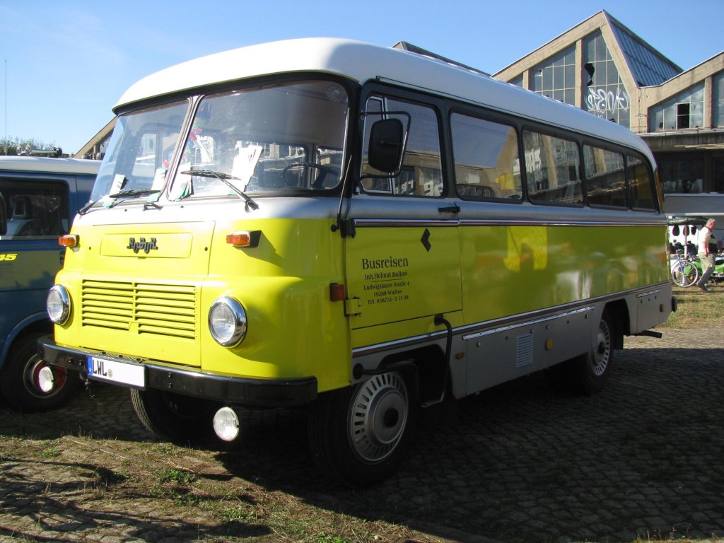 Reisebus ROBUR LO 3000 aus dem Landkreis Ludwigslust (LWL) beim 5. IFA-Oldtimer-Treffen in Schwerin [01.10.2011]