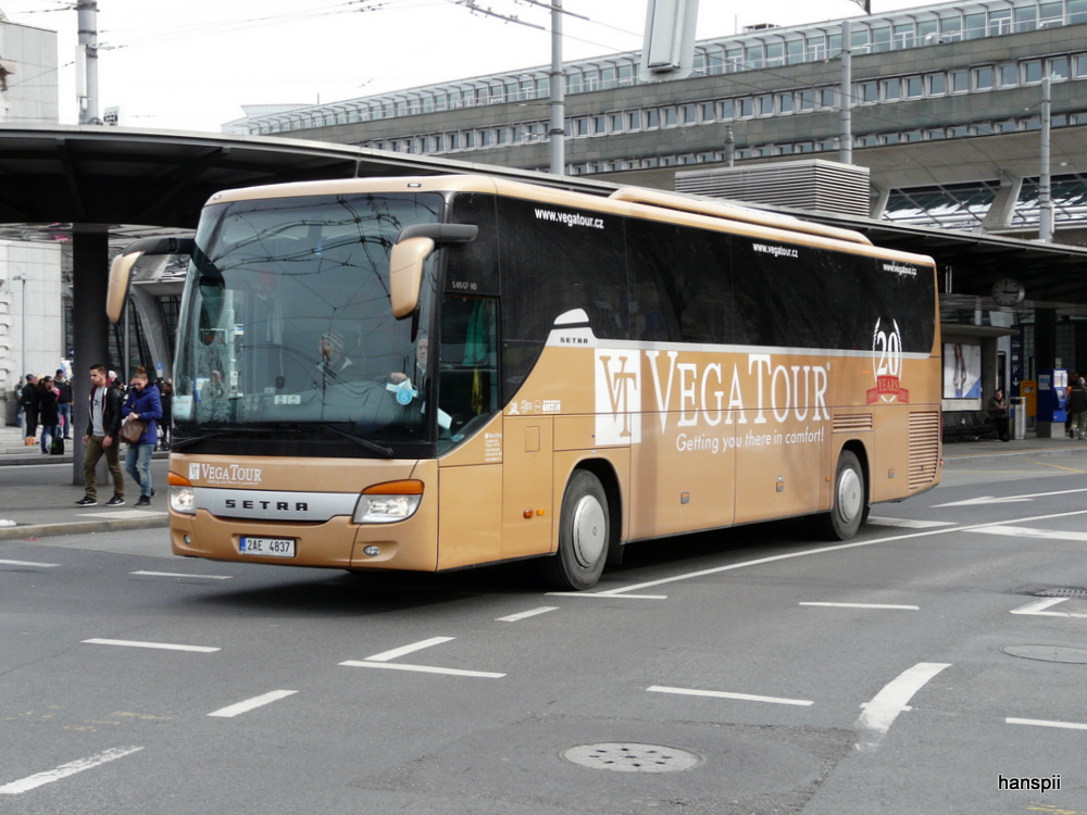Reisecar Setra S 415 GT-HD unterwegs vor dem Bahnhof in Luzern am 16.03.2013