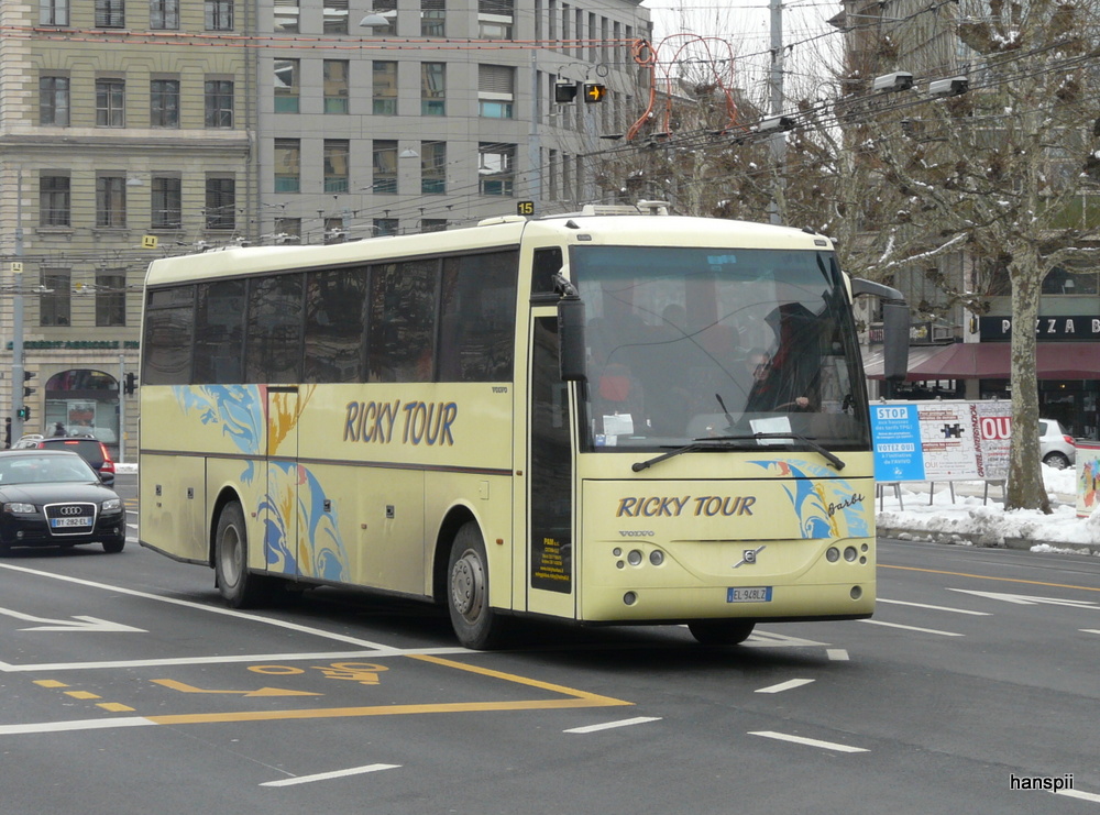 Reisecar Volvo unterwegs in der Stadt Genf am 14.02.2013