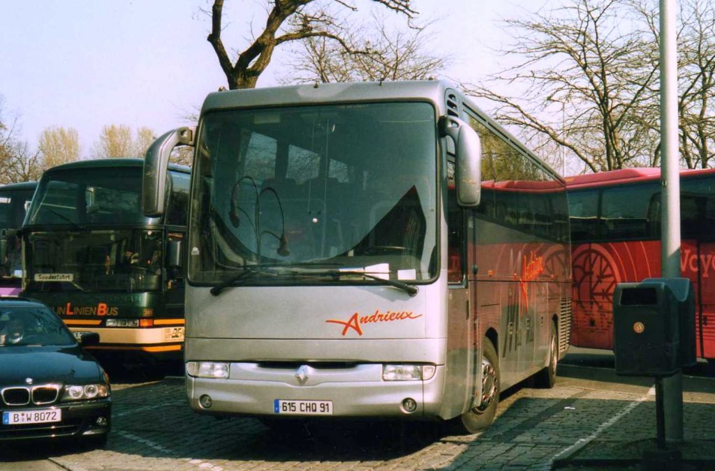Renault Iliade, aufgenommen im April 2002 am Bahnhof Zoo in Berlin.