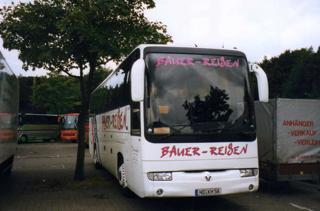 Renault Iliade, aufgenommen im August 1998 auf dem Parkplatz der Westfalenhalen in Dortmund.