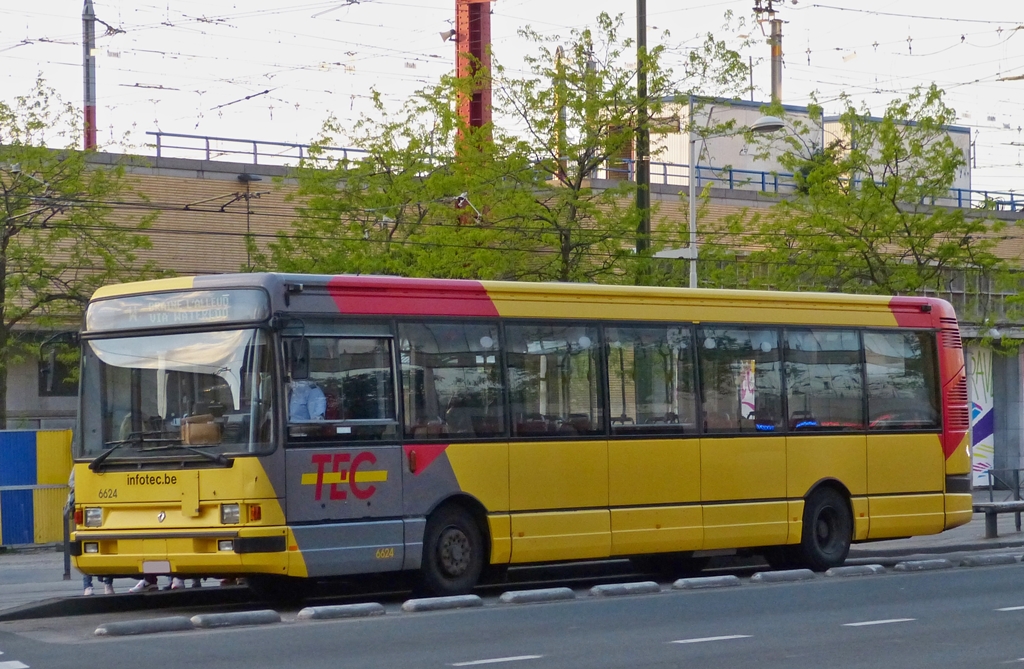 Renault R 312, Bus vom TEC nahe dem Bahnhof Brssel Midi, aufgenommen am 10.05.2012