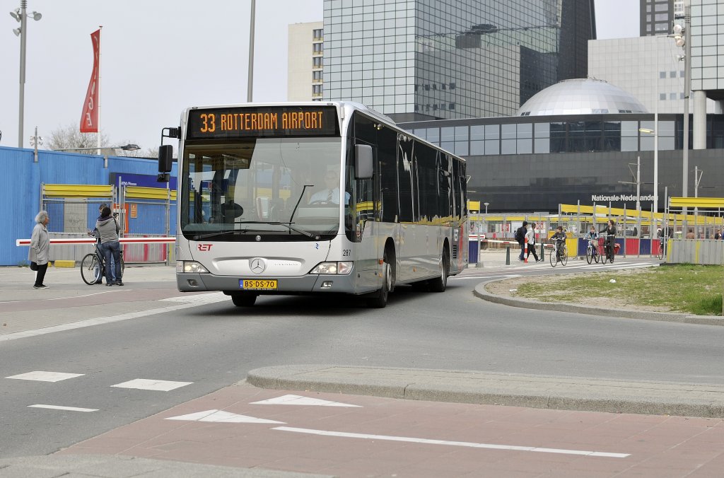 RET 287 mit linie 33 nach Rotterdam Airport die Mercedes Citaro bei durchfahrt von Rotterdam CS am 16.04 2011.Mercedes typ ?