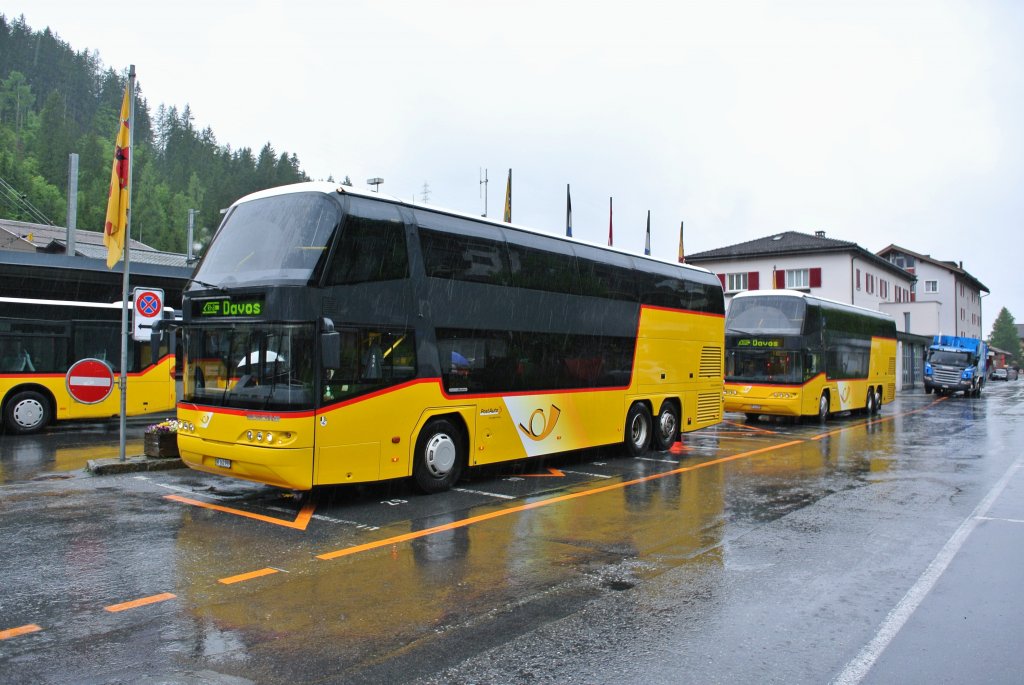 RhB Bahnersatz Klosters Platz-Davos Platz infolge Bauarbeiten. Eingesetzt werden 2 Neoplan Skyliner von Postauto, 10.06.2013.