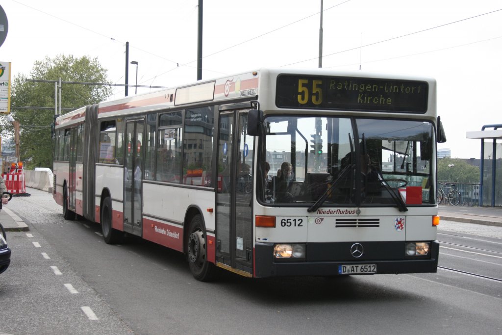 Rheinbahn 6512 (D AT 6512) am S-Bahnhof Dsseldorf Derendorf.
Das Bus ist einer der letzten in den alten Rheinbahn Farben.
15.5.2010