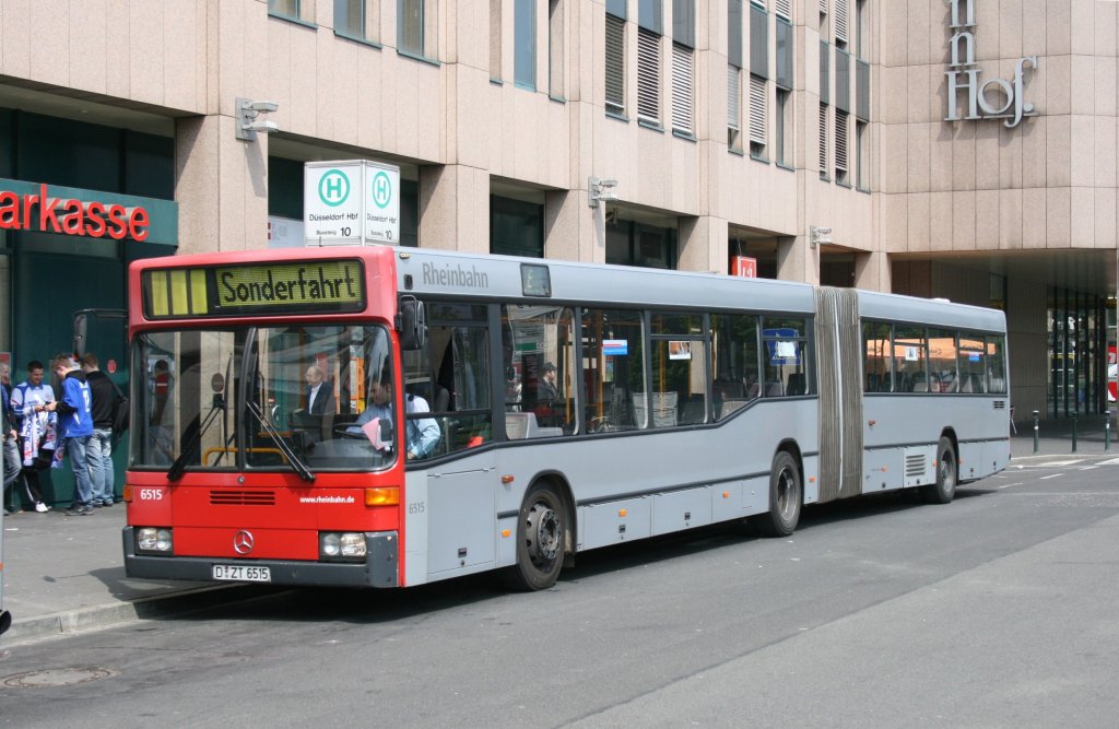 Rheinbahn 6515 (D ZT 6515).
Der Bus steht am 9.5.2010 am HBF Dsseldorf mit einer Sonderfahrt.
