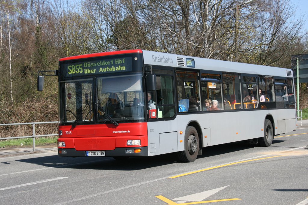 Rheinbahn 7015 (D XN 7015) mit dem SB55 in Ratingen Lintorf.
6.4.2010