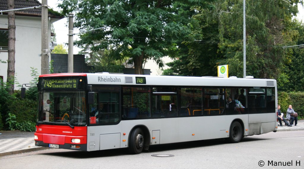 Rheinbahn 7381 (D TL 7381).
Aufgenommen am ZOB Ratingen Mitte, 10.9.2010.
