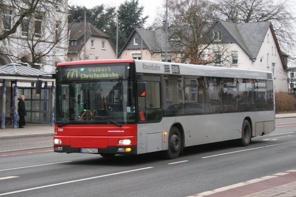 Rheinbahn 7401 (D GJ 7401) mit der Linie 771 an der Blumenstr. 21.1.2010.