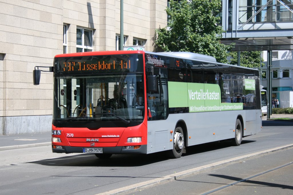Rheinbahn 7570 (D MN 7570) macht Werbung fr die Stadtwerke Dsseldorf.
Dsseldorf HBF, 2.6.2010