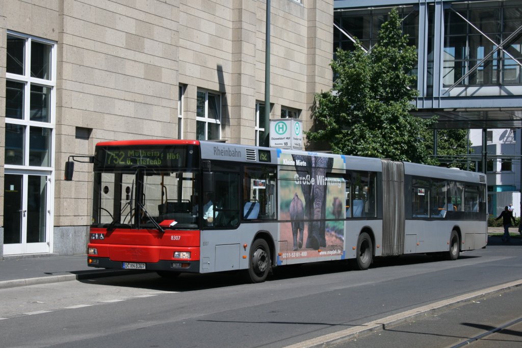 Rheinbahn 8307 (D XN 8307) macht Werbung fr moplak.
Dsseldorf HBF, 2.6.2010.