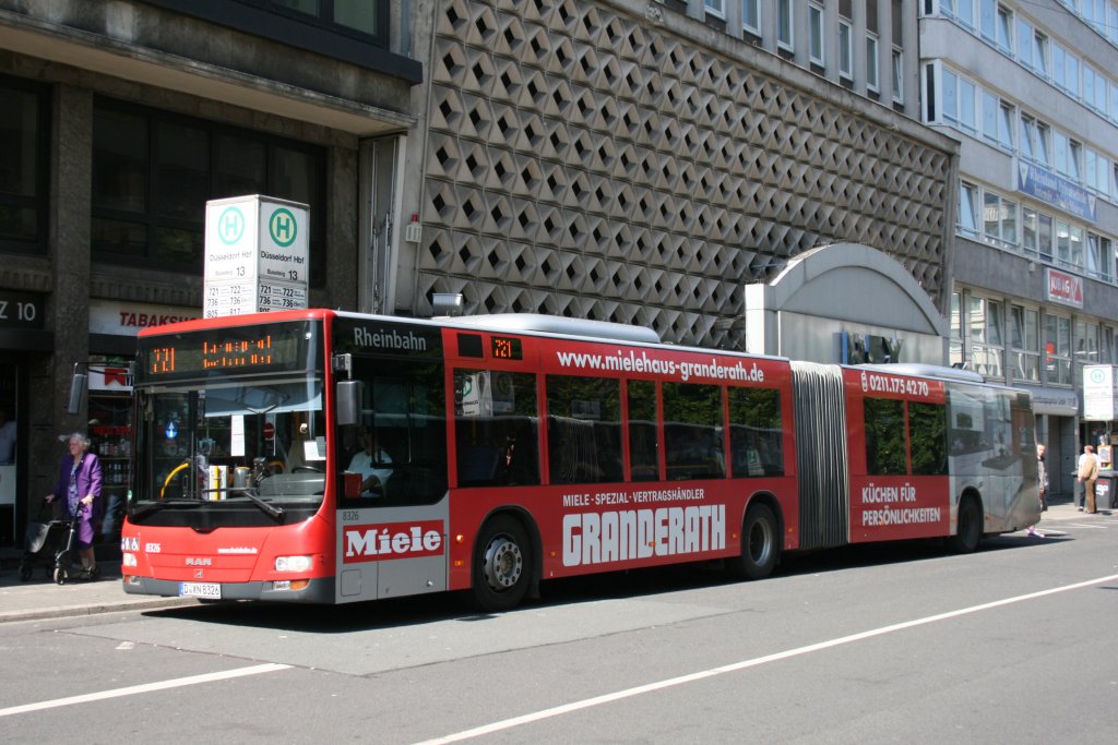 Rheinbahn 8326 (D XN 8326) macht Werbung fr Granderath Kchen.
Dsseldorf HBF, 2.6.2010