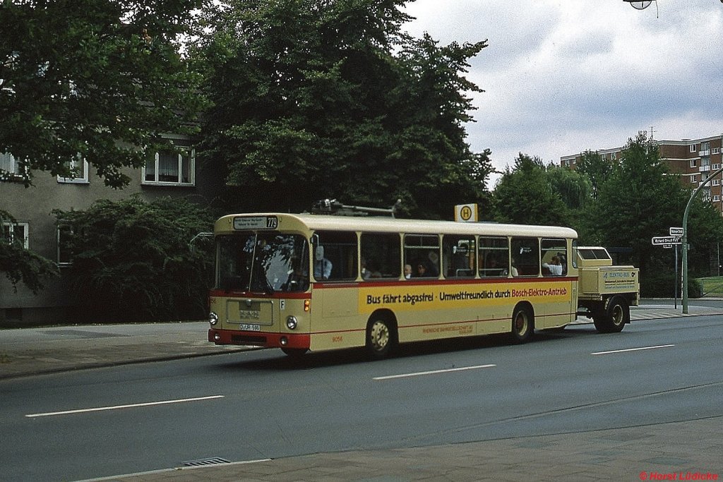 Rheinbahn-Versuchs-Elektrobus 9056 um 1980 in Dsseldorf-Garath. Die notwendige Energie bezog das Fahrzeug aus Batterien im mitgefhrten einachsigen Anhnger.