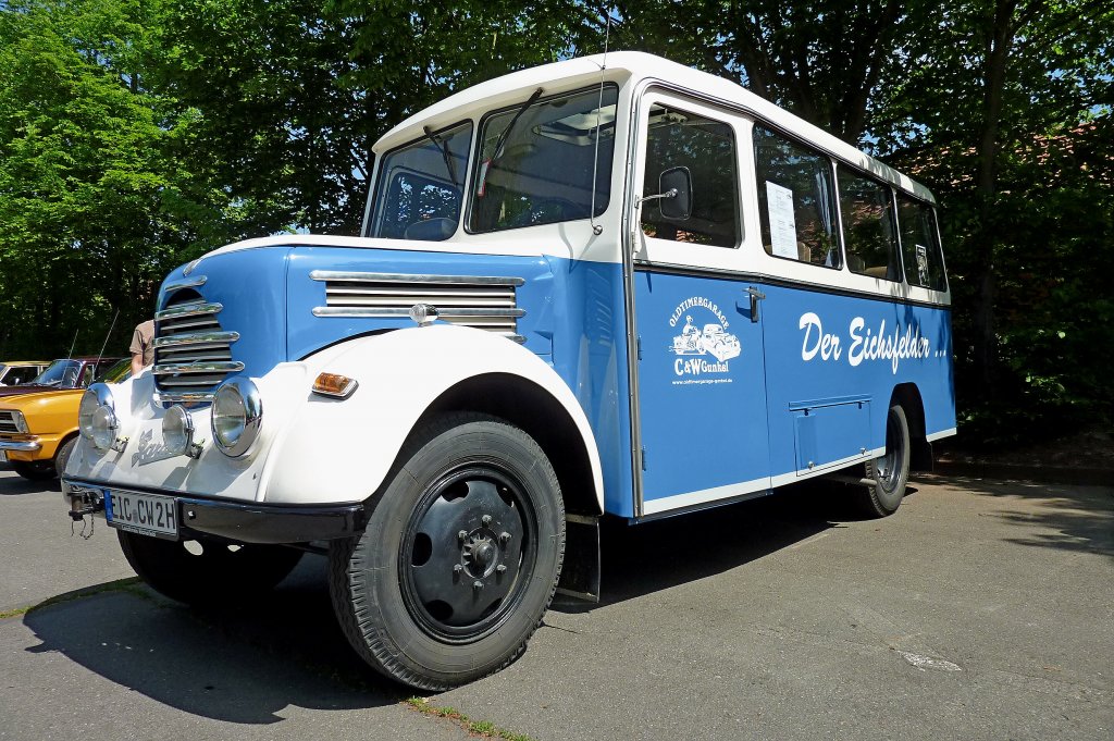Robur Garant, der Bus mit 18 Pltzen wurde bis 1961 in Zittau gebaut, gesehen zur Oldtimerveranstaltung in Duderstadt, Mai 2012  