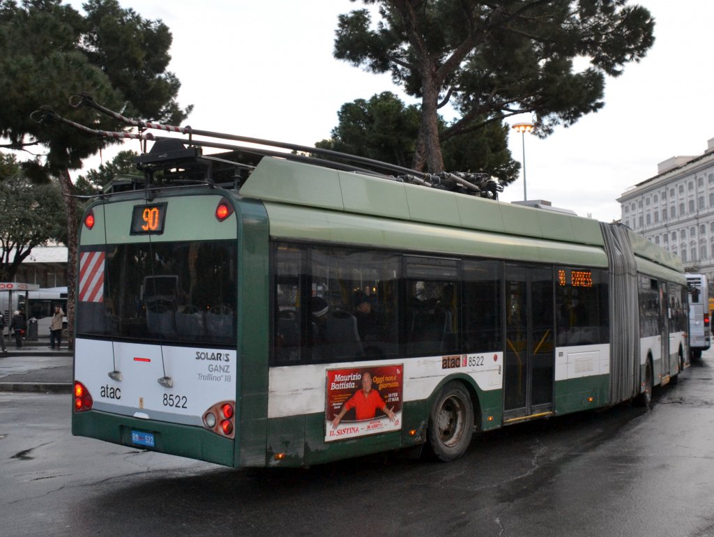 Rom, 2.2.2013: Solaris-Ganz Trollino 18 als Linie 90 im oberleitungsfreien Abschnitt an der Endstation Staz. Termini. Die Strecke Staz.Termini bis Porte Pia wird im Batteriebetrieb gefahren.