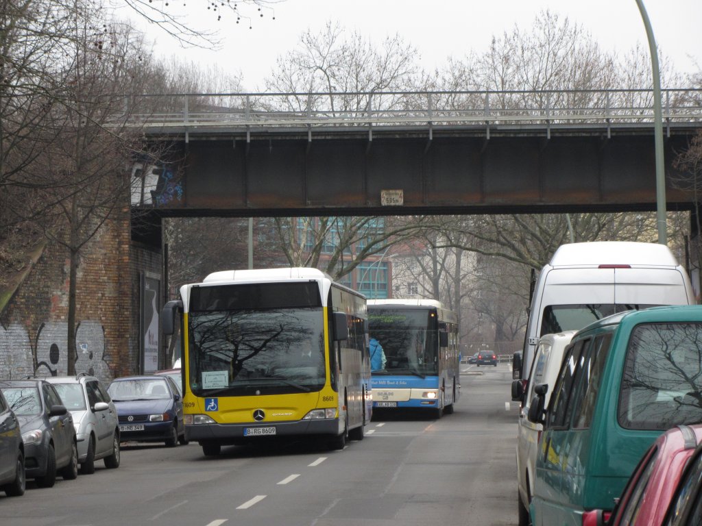 S-Bahn-Ersatzbusse B-RG 8609 (Fa. Hartmann) und BAR-KB 138 (Reiselust Willi Brust & Sohn) in der Nldnerstrae, Berlin. 18.2.2012