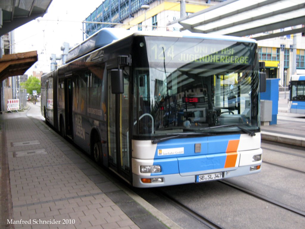 Saarbahn und Bus. Die Aufnahme des Bild war am 27.09.2010 am der Haltestelle Saarbrcken Hauptbahnhof.