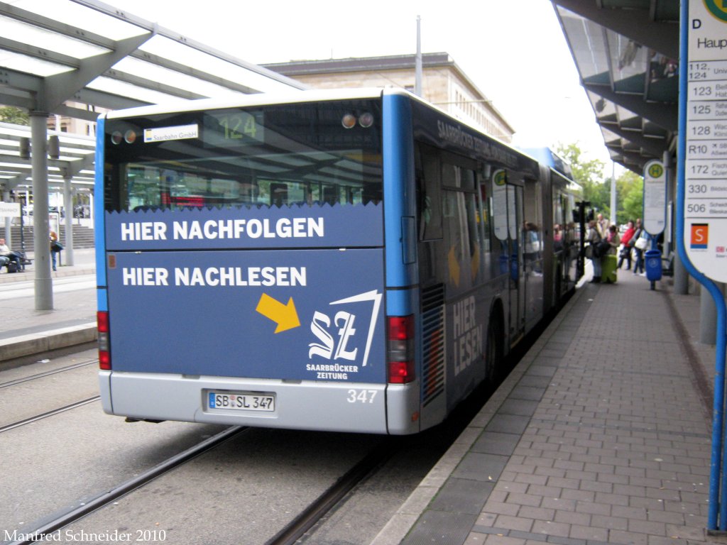 Saarbahn und Bus. Die Aufnahme des Bild war am 27.09.2010 am der Haltestelle Saarbrcken Hauptbahnhof.