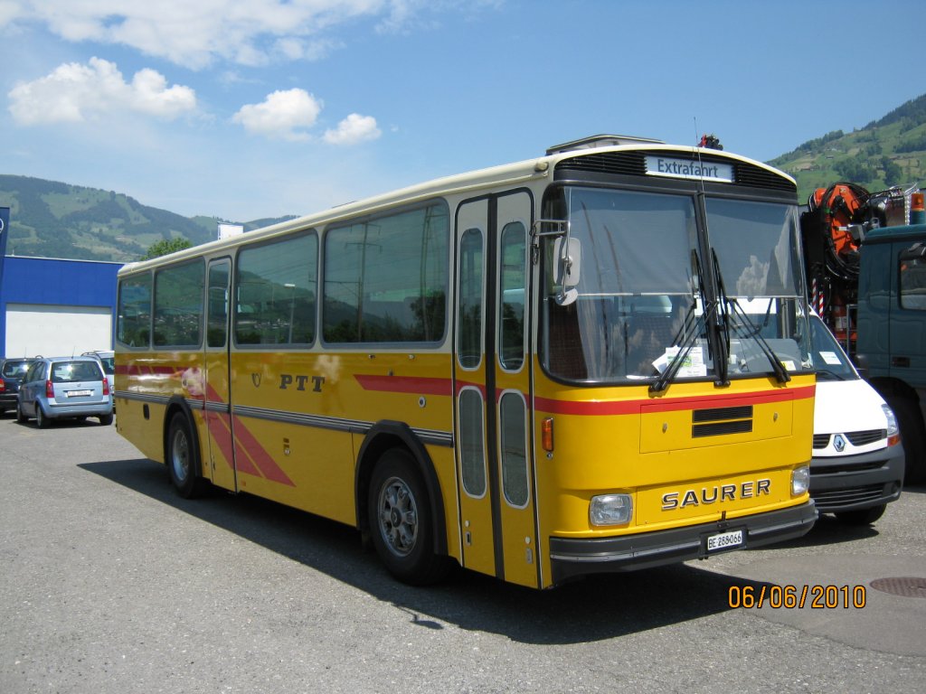 Saurer ex. Postauto abgestellt in Schwyz, 06.06.2010.