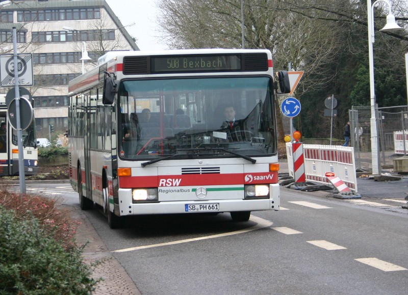 SB- PH 661: Ein Mercedes von Philippi,vorher gehrte dieser Wagen zum Fuhrpark der Saar-Pfalz-Bus (Philippi=100% Tochter der Saar-Pfalz-Bus). Er ist Baujahr 1996.Aufgenommen am 24.01.2011