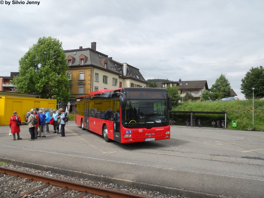 SBG FR-JS 741 (MAN A20 Lion's City ) am 4.6.2012 beim Bhf. Stein am Rhein. Seit Dezember 2011 befindet sich die Linie 7349 vollstndig im Gltigkeitsbereich des General Abos, wodurch Singen einen erhhten Zulauf von Schweizer Einkaufstouristen erlebt.
