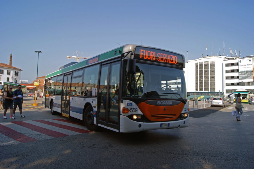 SCANIA Bus mit der Betriebsnummer 559 am Busbahnhof in Venedig. Die Aufnahme stammt vom 10.07.2011.