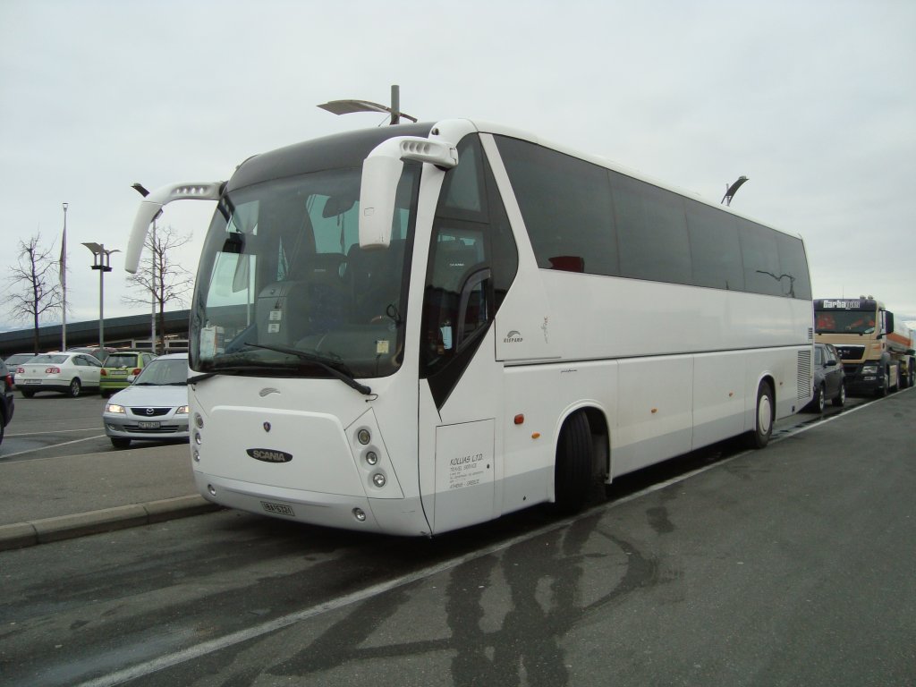 Scania Hispano de l'entreprise Kollias Travel Service  Athnes (Grce) photographi le 17.02.2012 sur l'aire de repos de Bavois, prs de Lausanne (Suisse)
- Ce bus transportait des touristes asiatiques. 