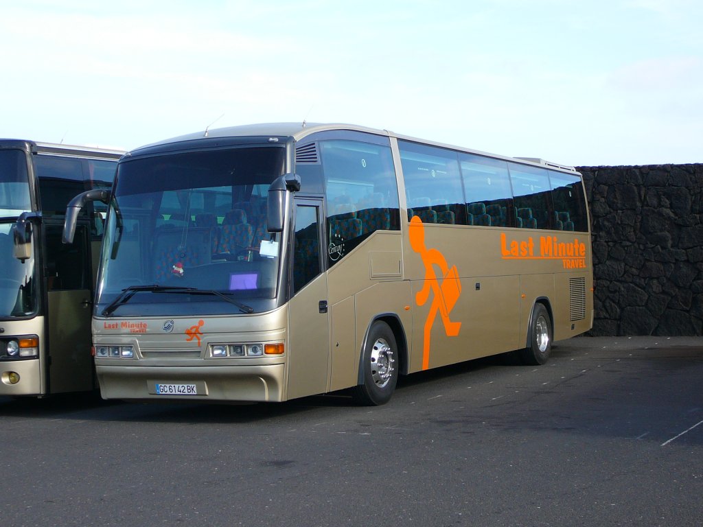 Scania Irizar Century steht auf dem Parkplatz des Nationalparks Timanfaya/Lanzarote im Januar 2010