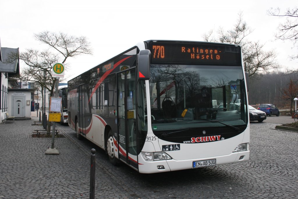 Schiwy Reisen 9125 (EN AB 530) mit der Linie 770 am Bahnhof Hsel.
2.3.2010
