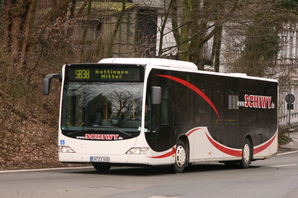 Schiwy Reisen (EN ZZ 600) mit dem SB38 nach Hattingen Mitte.
Aufgenommen am HBF Gevelsberg,27.2.2010. 