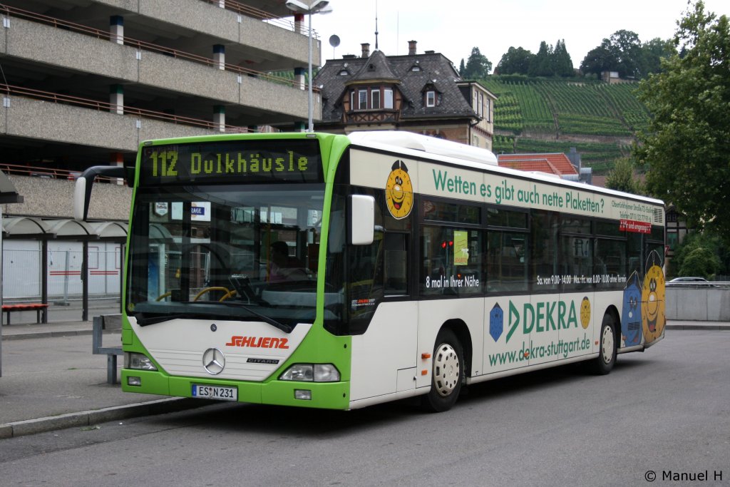 Schlienz (ES N 231).
Der Bus wirbt fr die Dekra.
Aufgenommen am Bahnhof Esslingen, 17.8.2010.