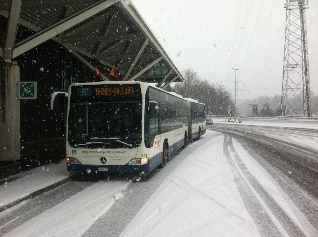 Schnee in Genf: Selten schneit es in Genf, desshalb reichen bereits wenige cm, um den V ins Chaos zu strzen: TPG Citaro II Nr. 121 auf der momentan eingestellten Linie 5 in Genve-Aroport, 07.12.2012. (Handyfoto)