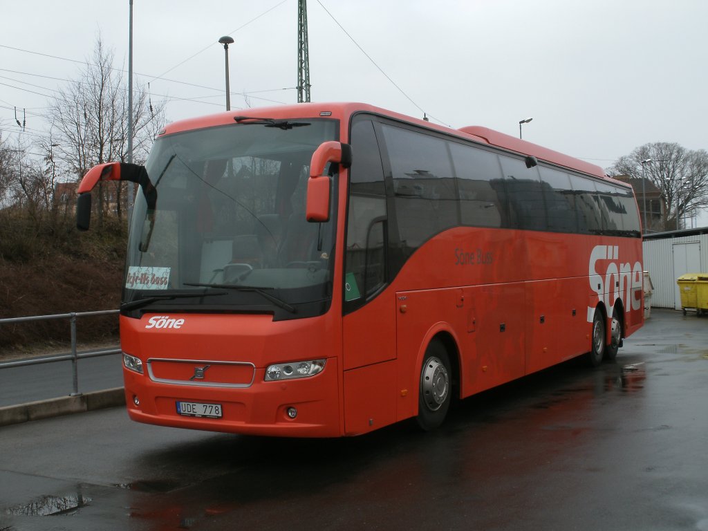 Schwedischer VOLVO 9700 Reisebus aus Vstervik am 02.April 2011 auf Einkaufstour in Bergen/Rgen.