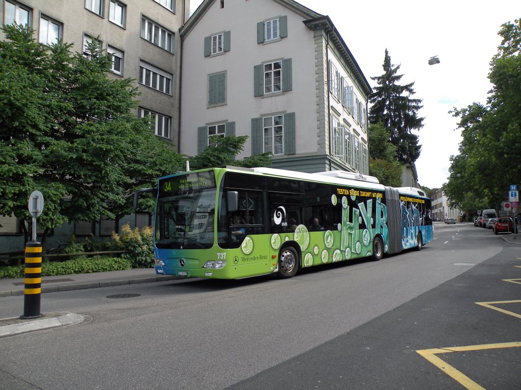 Seit anfangs Juni 2011 wird der Hybryd Testbus 737 von Mercedes auf der Linie 34 getestet. Hier fhrt er durch den Petersgraben in Basel. Die Aufnahme stammt vom 13.06.2011. 