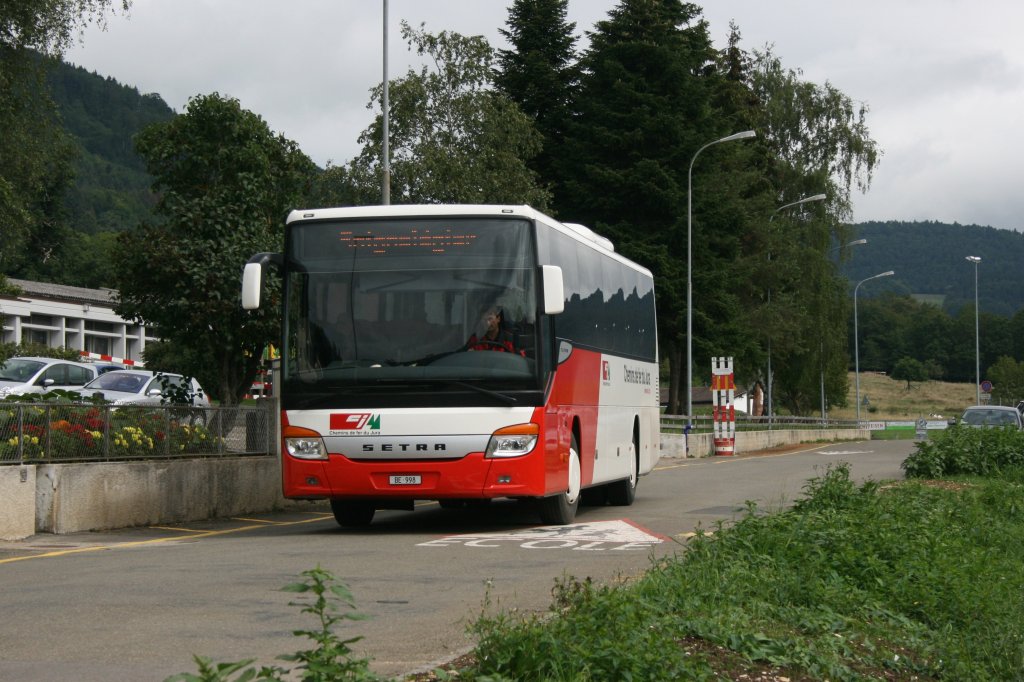 Seit Dezember 2009 fahren die CJ-Busse Saignelgier - Glovelier teilweise weiter bis Bocourt. Der neueste Linienwagen, Setra 415UL Nr. 120 aus 2010, hat am 19.8.2010 gerade beim Schulhaus gewendet und fhrt nun wieder zurck Richtung Glovelier. 