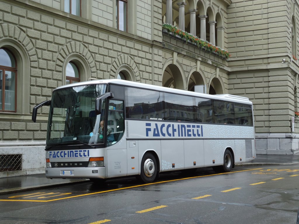 Setra 315 GT-HD de la maison Facchinetti photographi le 08.06.2012 devant le Palais fdral  Berne 