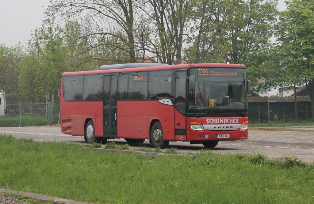Setra 415 UL von Schumacher, als Linie 7200 von Emmendingen nach Kenzingen Bahnhof. Hier steht der Bus am Bahnhof in Kenzingen. (02.05.2013)