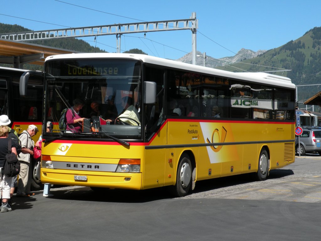 Setra Bus der Post BE 403014 am Bahnhof in Gstaad. Die Aufnahme stammt vom 29.07.2009.