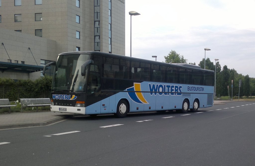 Setra Reisebus vom Reiesedienst  Wolters , am 06.05.2011 am Flughafen Hannover 