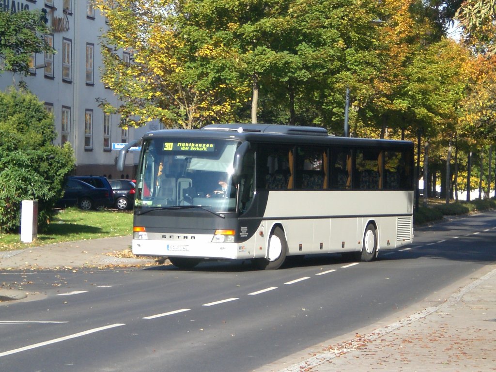 Setra S 300 auf der Linie 30 am Bahnhof Mhlhausen.(8.10.2012) 