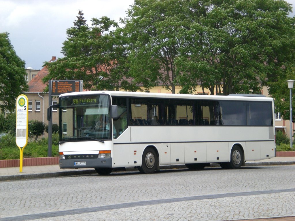 Setra S 300er auf der Linie 918 nach Perleberg am Bahnhof Pritzwalk.(15.7.2011)